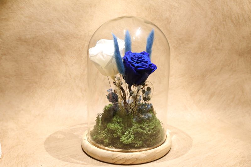 Grande cloche personnalisée avec fleurs séchées bleus + 2 roses éternelles