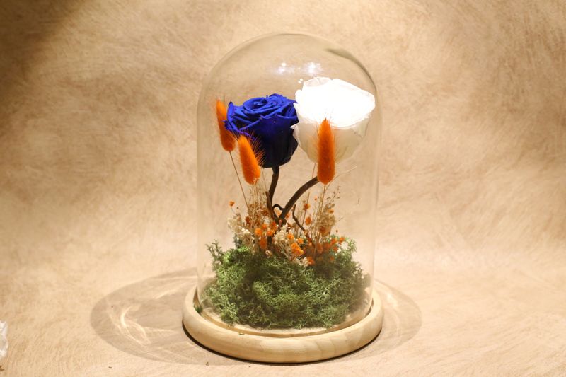 Grande cloche personnalisée avec fleurs séchées oranges + 2 roses éternelles