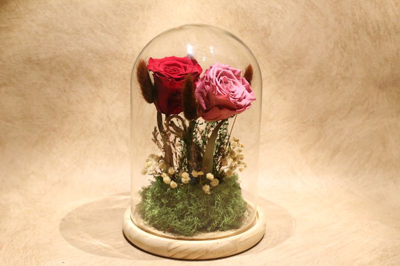 Grande cloche personnalisée avec fleurs séchées marrons + 2 roses éternelles