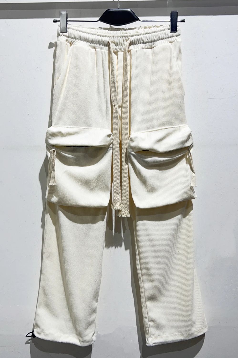 Pantalone cargo a costine con tasconi frontali fondo regolabile