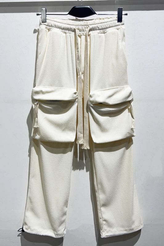 Pantalone cargo a costine con tasconi frontali fondo regolabile