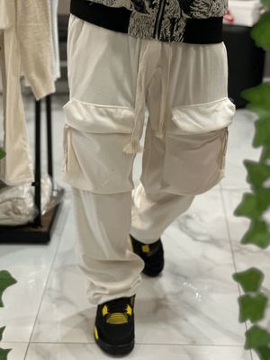Pantalone cargo a costine con tasconi frontali fondo regolabile