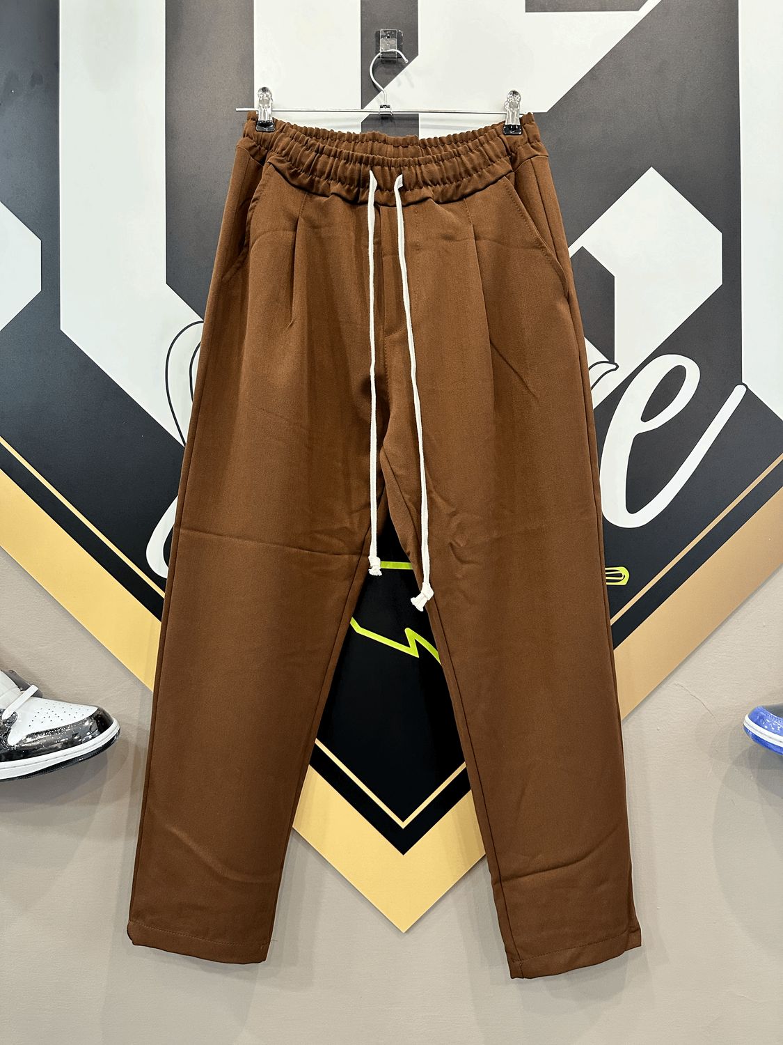 Pantalone elegante fondo largo Marrone