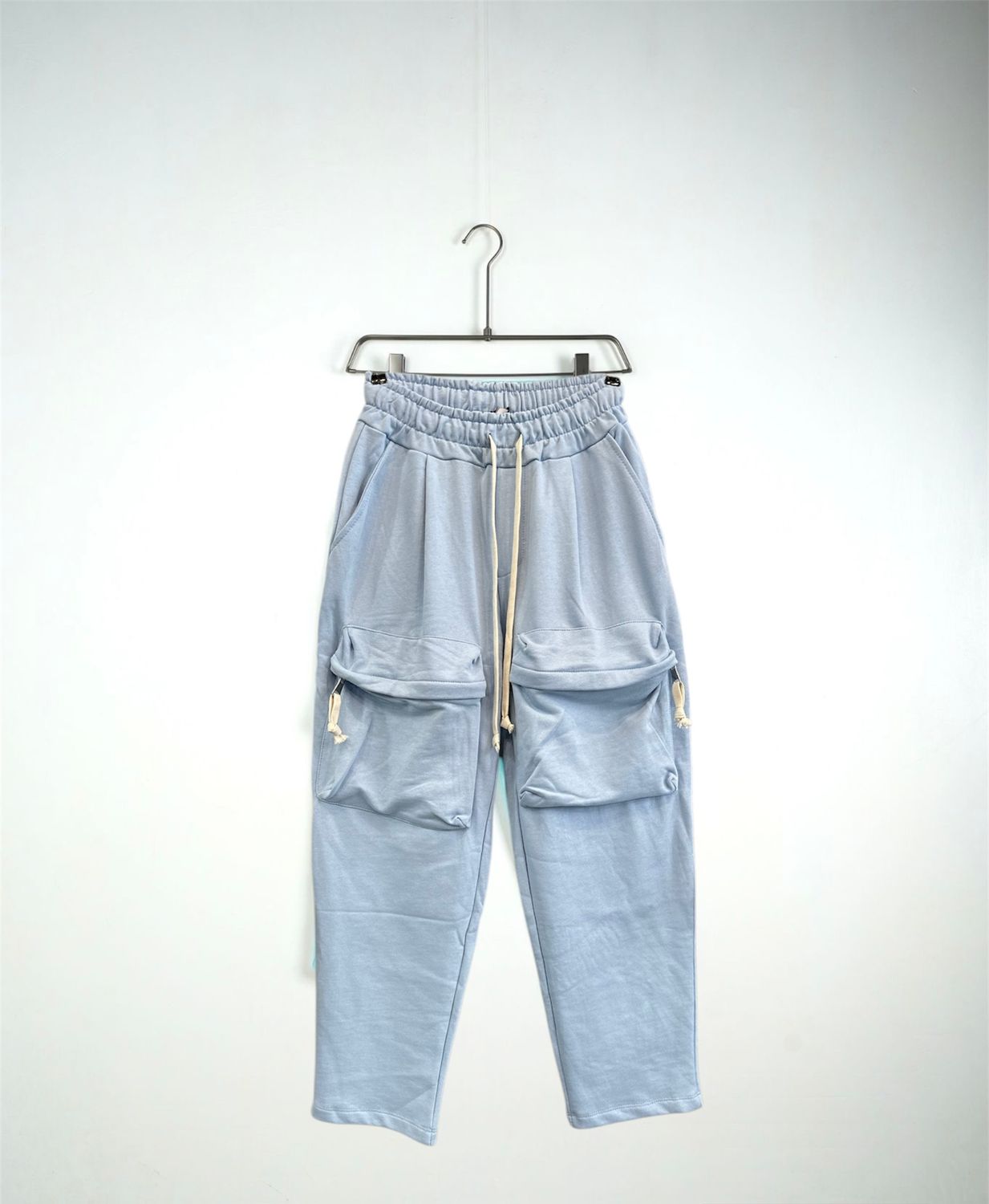 Pantalone tuta di cotone fondo largo con tasconi frontali Celeste Duca homme