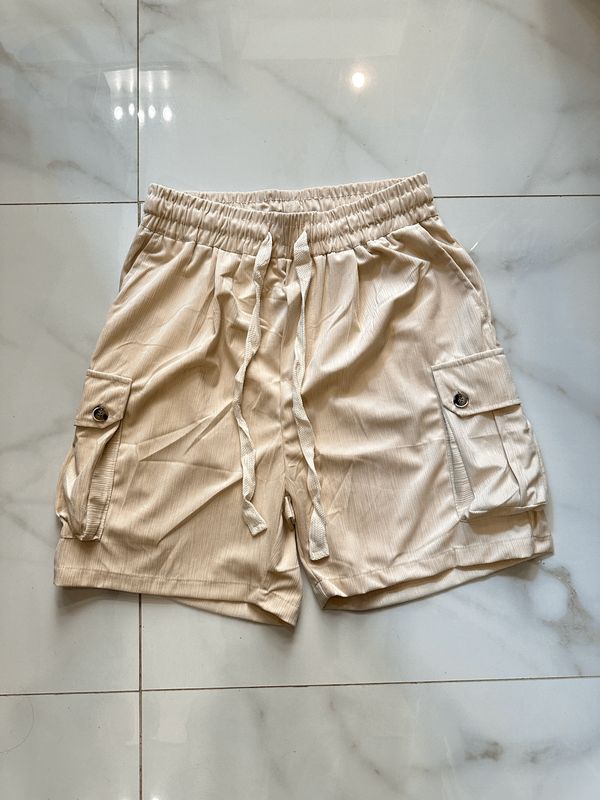 Pantaloncini a costine ricamati con tasconi beige