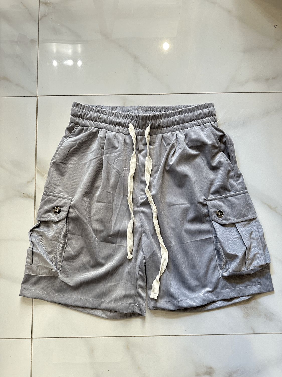Pantaloncini a costine ricamati con tasconi grigio