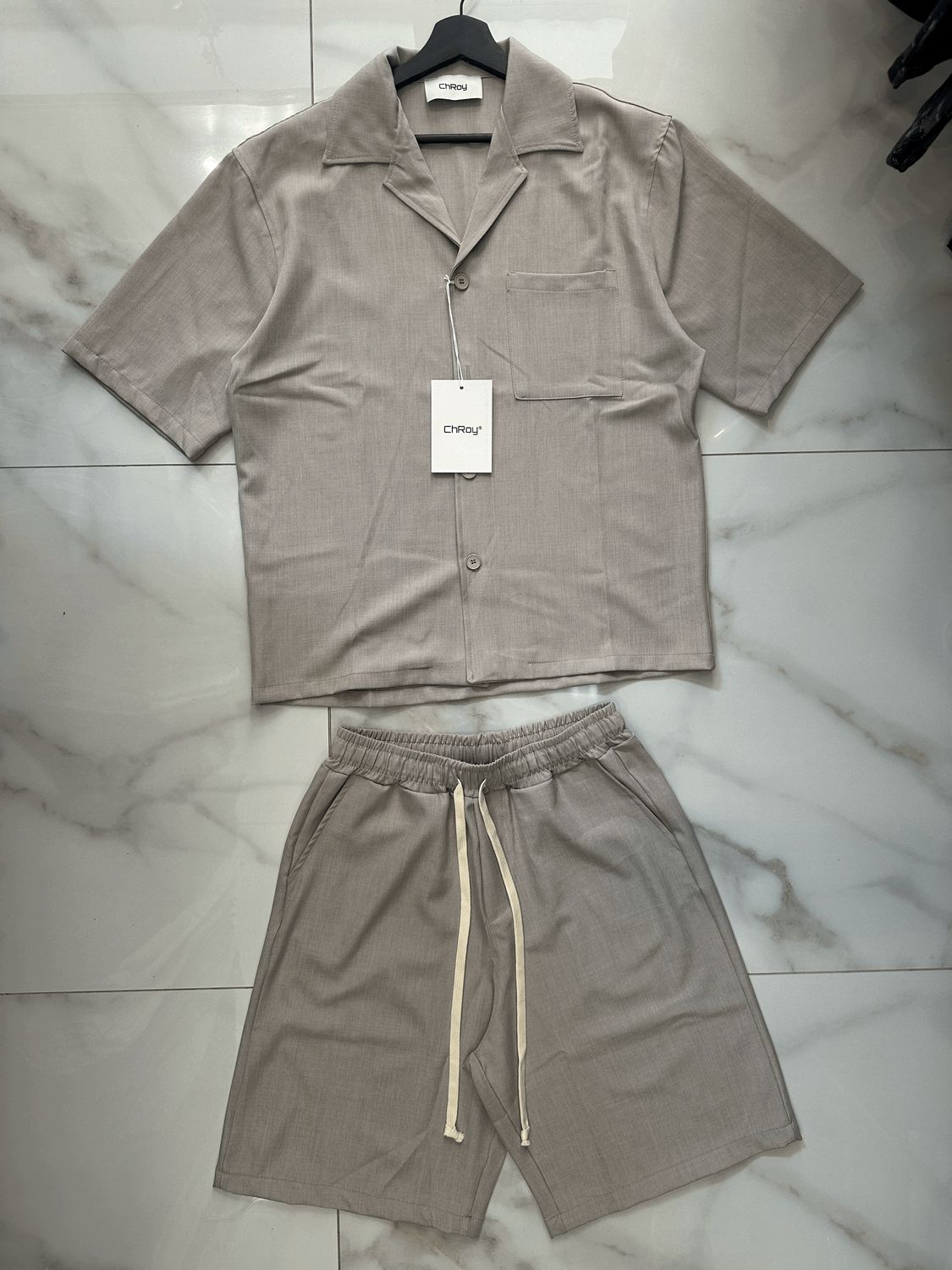 Completo corto elegante oversize sabbia camicia e pantaloncini