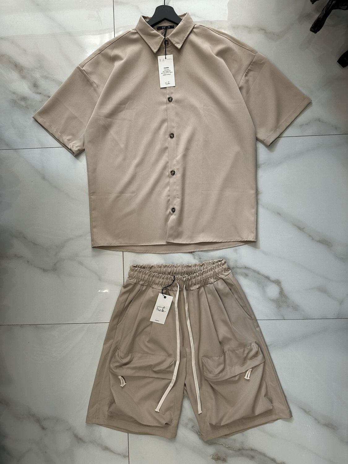 Completo corto elegante oversize beige con tasconi frontali