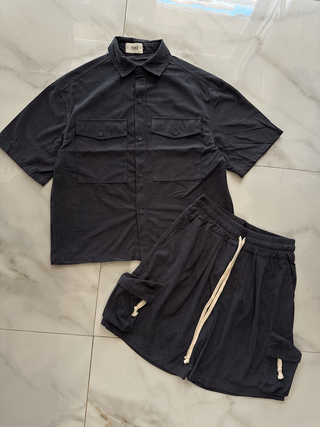 Completo a costine oversize grigio piombo con tasconi camicia e pantaloncini