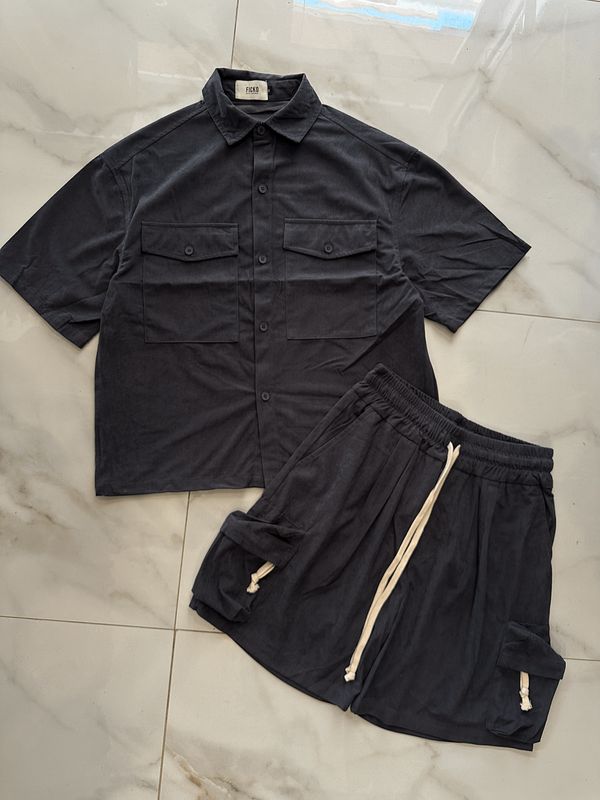 Completo a costine oversize grigio piombo con tasconi camicia e pantaloncini