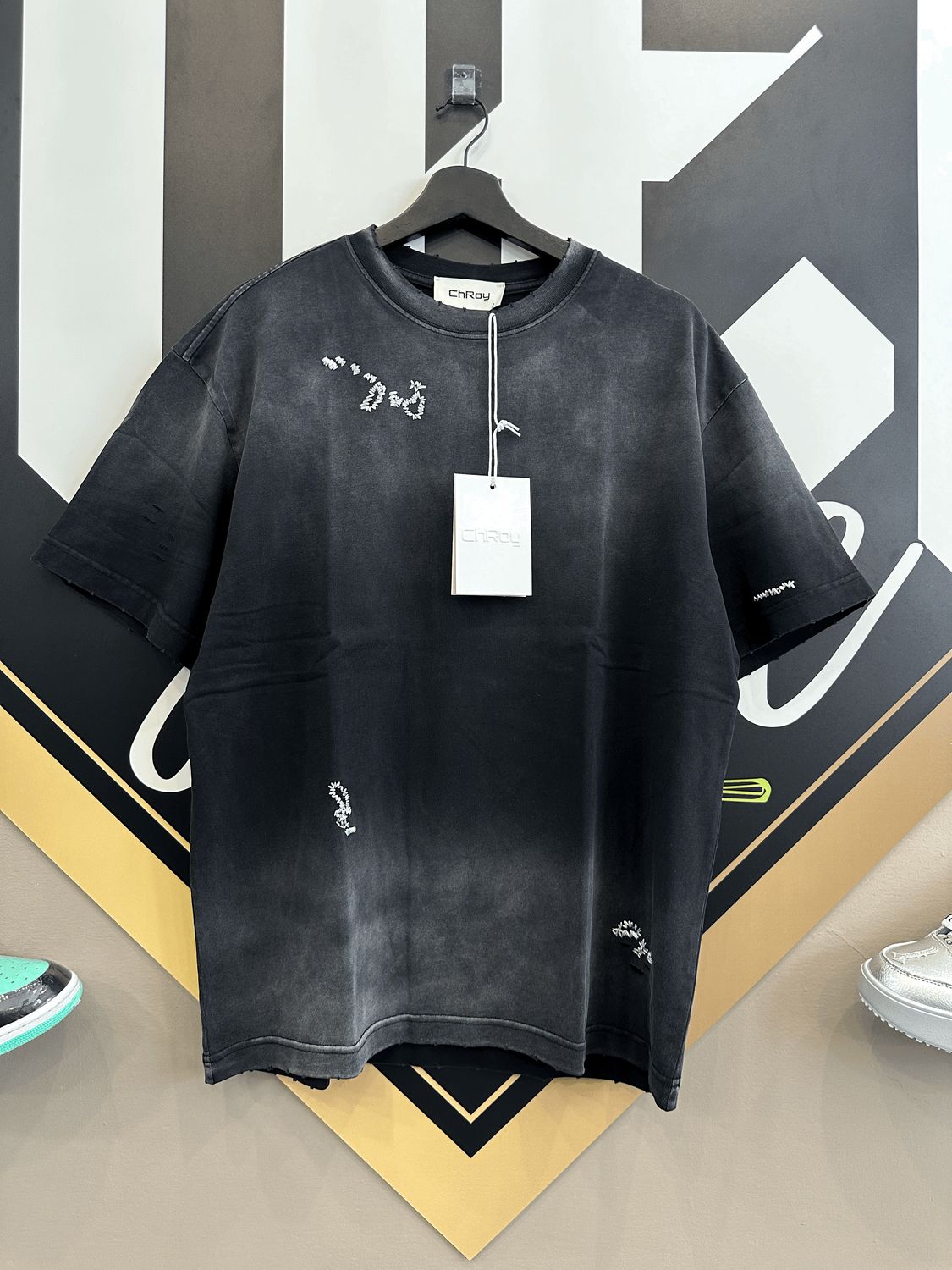 T-shirt oversize Ricamata Stone Wash collo alto con strappi PREMIUM