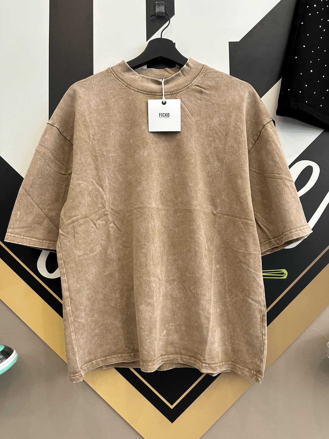 T-shirt oversize slavata collo alto Marrone khaki