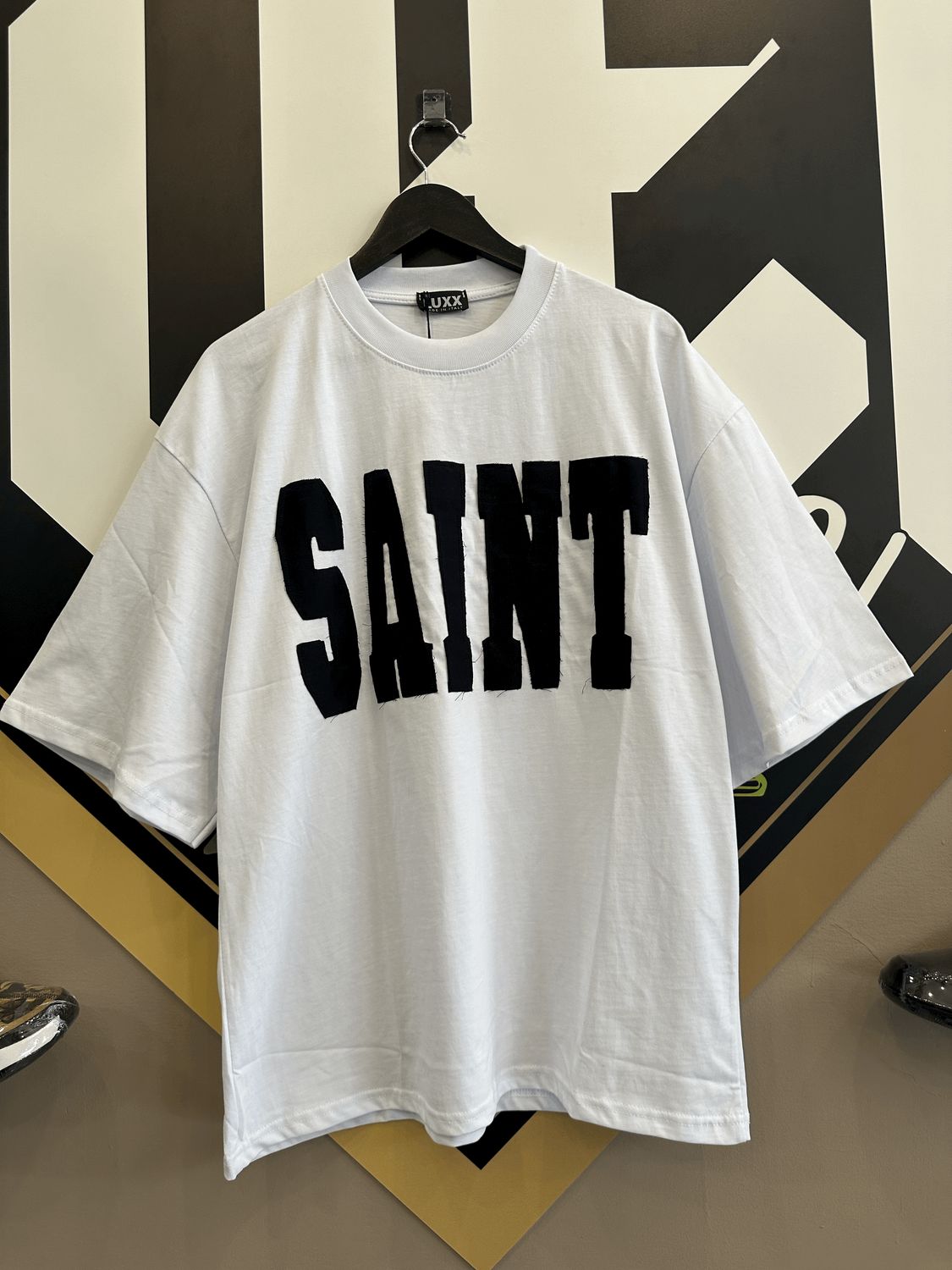 T-shirt oversize Bianca Ricamata &quot;SAINT&quot; con strappi PREMIUM
