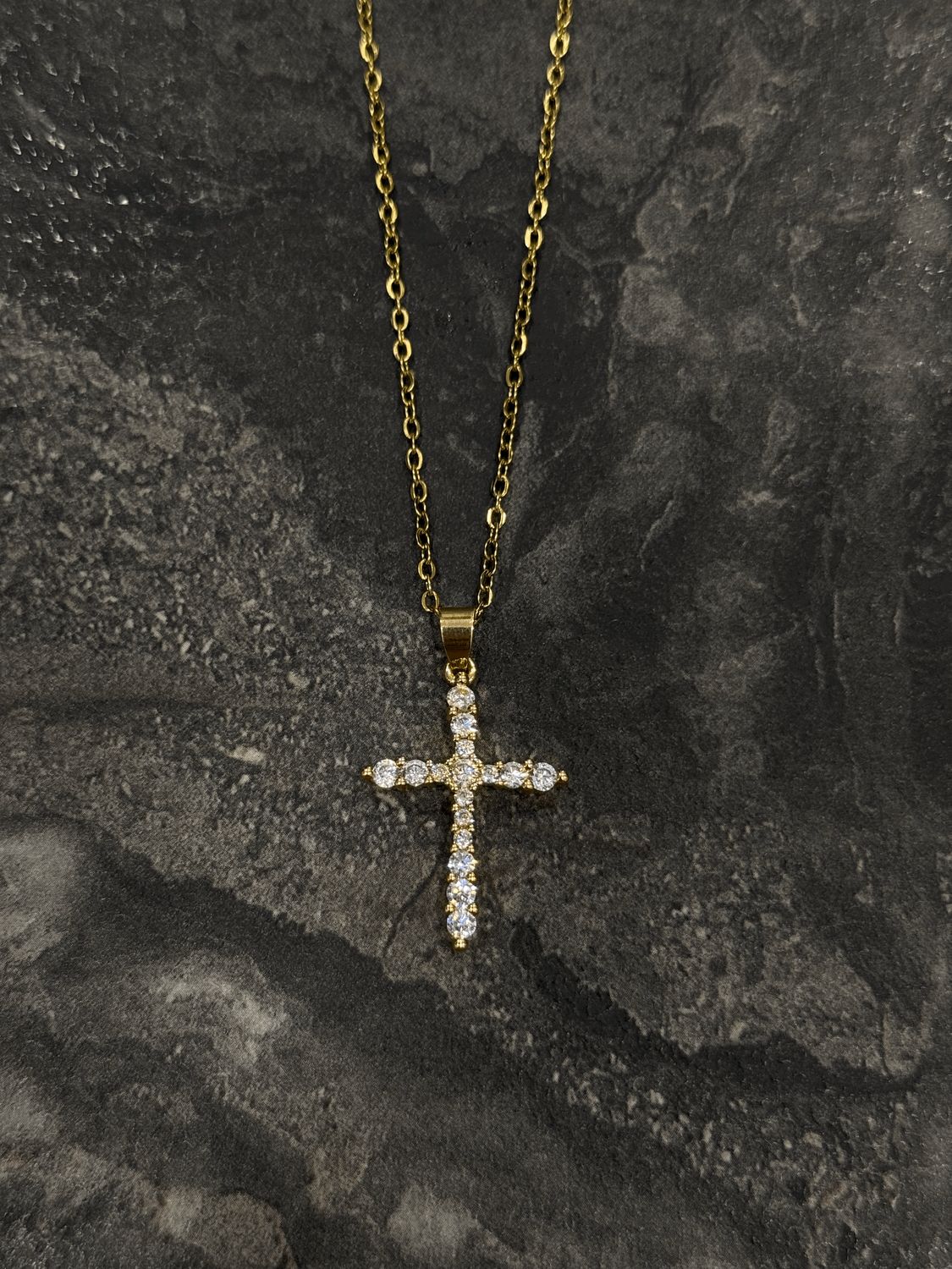 Collana croce con diamanti color oro