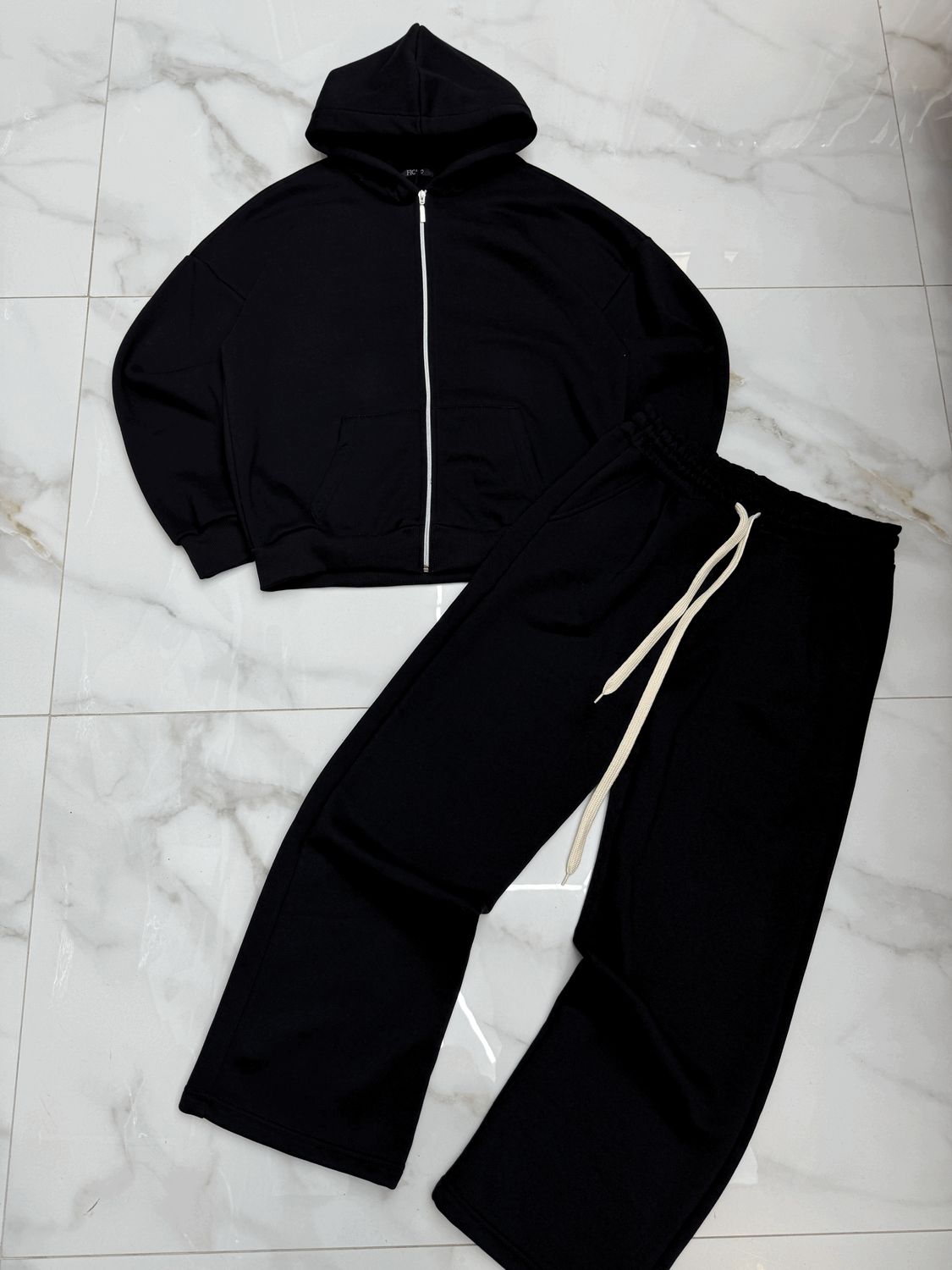 Tuta completa con zip felpata made in italy Fondo largo nero Tuta completa con zip felpata made in italy Fondo largo nero