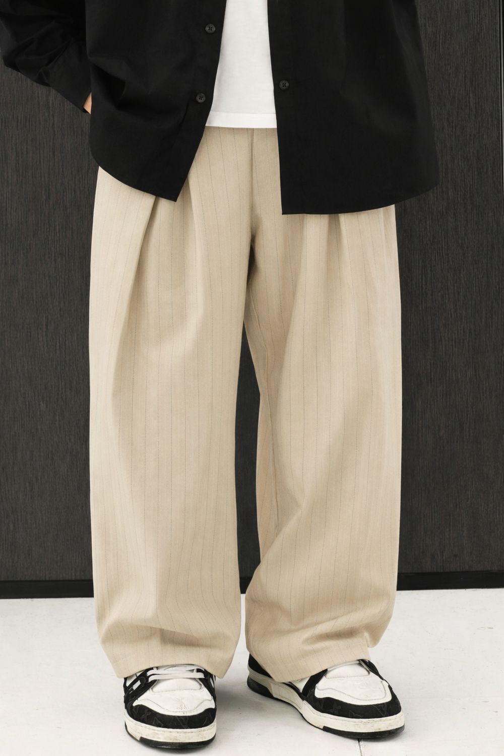 Pantaloni eleganti gessati Fondo largo con pence beige