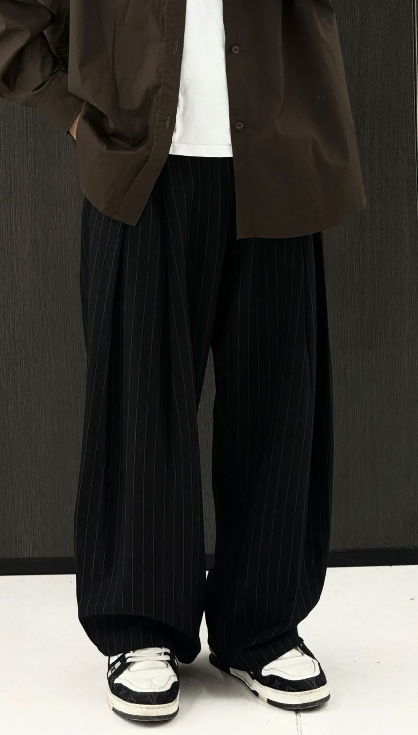 Pantaloni eleganti gessati Fondo largo con pence nero Pantaloni eleganti gessati Fondo largo con pence nero