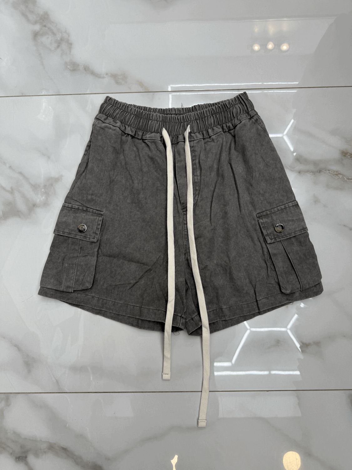 Pantaloncini oversize premium BAMBINO tasconi laterali grigio piombo effetto jeans Pantaloncini oversize premium BAMBINO tasconi laterali grigio piombo effetto jeans