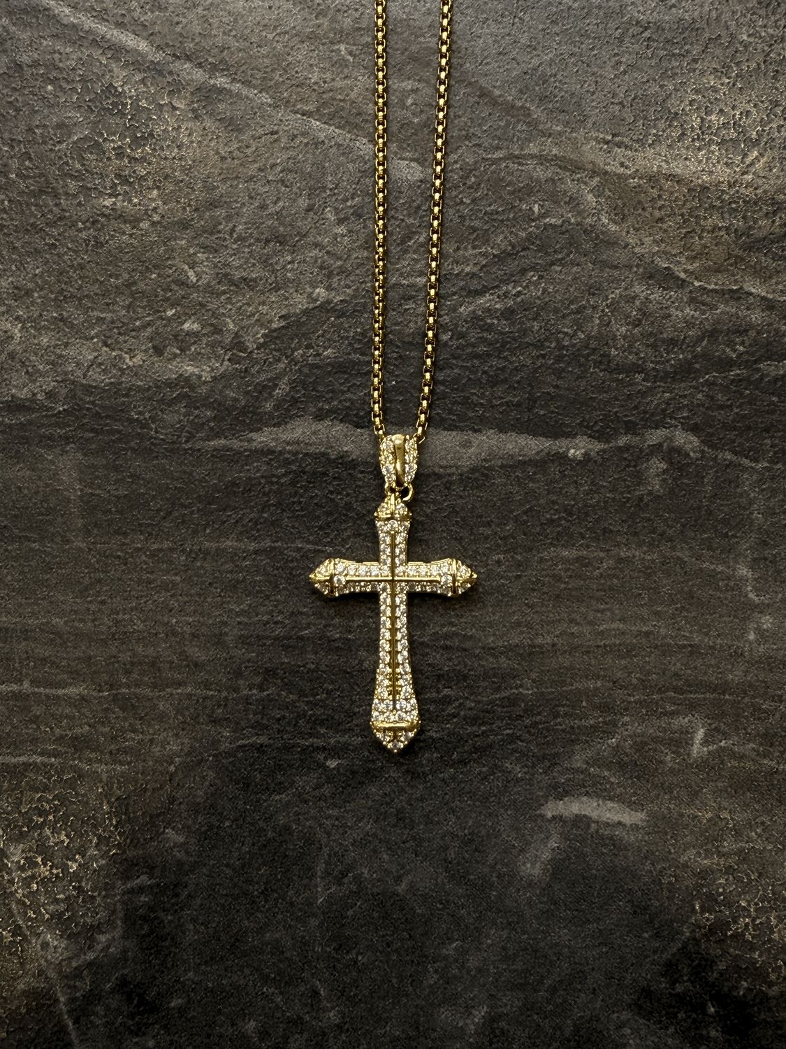 Collana croce con diamanti color oro