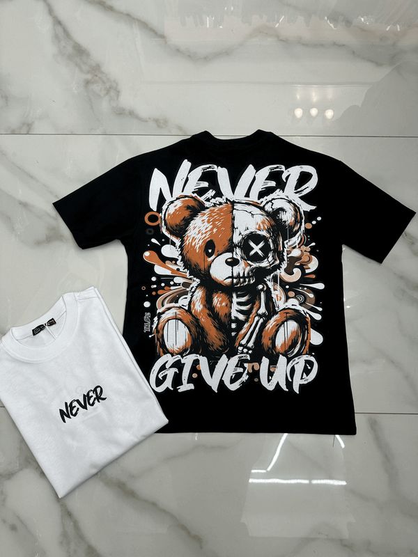 T-shirt con stampa oversize BAMBINO 'Never Give Up' T-shirt con stampa oversize BAMBINO 'Never Give Up'