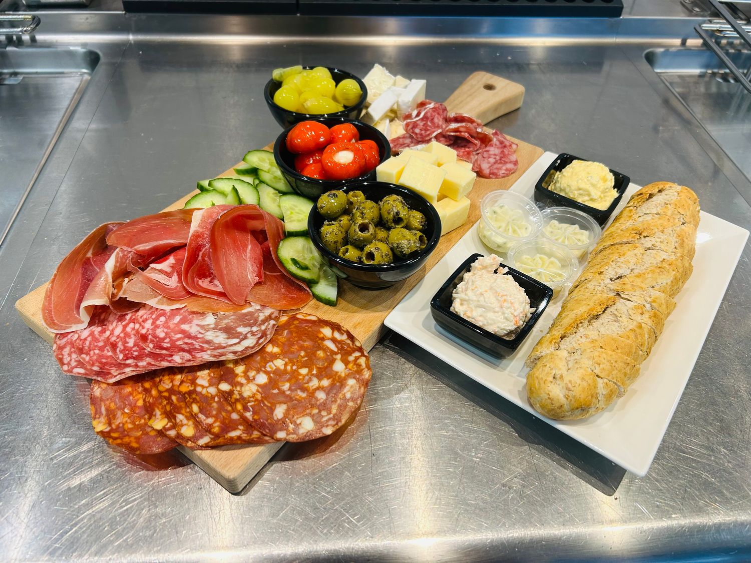 Mixed borrelplank met brood, smeersels en boter (ca. 8 pers.)