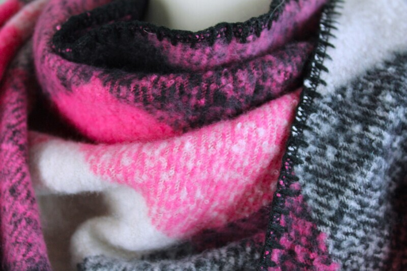 Dreieckschal in Schwarz/Pink ++ NEU ++