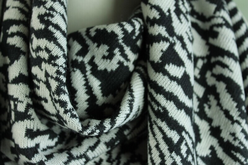 Dreieckschal in Schwarz/Cremeweiß