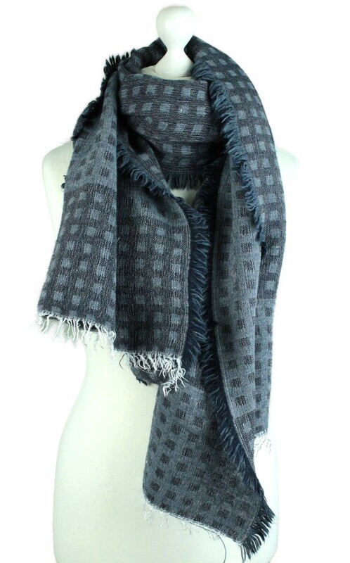 Schal in Blau mit kleinen Fransen