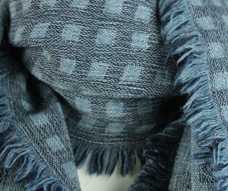 Schal in Blau mit kleinen Fransen