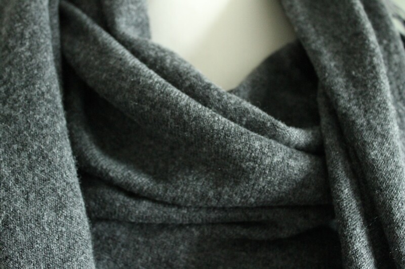 Dreieckschal mit Fransen in Grau