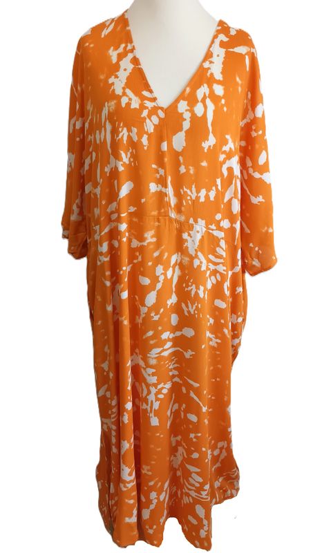 Maxikleid von Studio gr.54/56 in Orange/Weiß