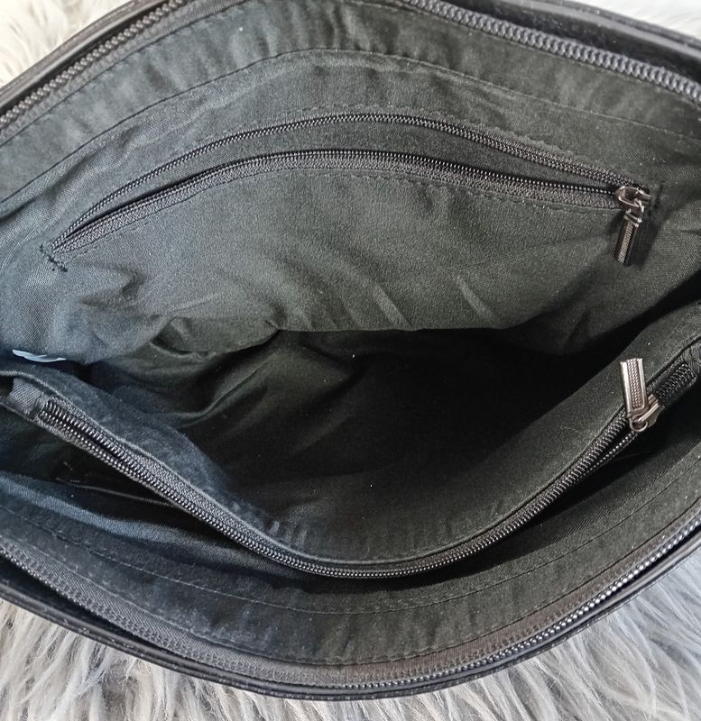 Umhängetasche in Schwarz mit Braun