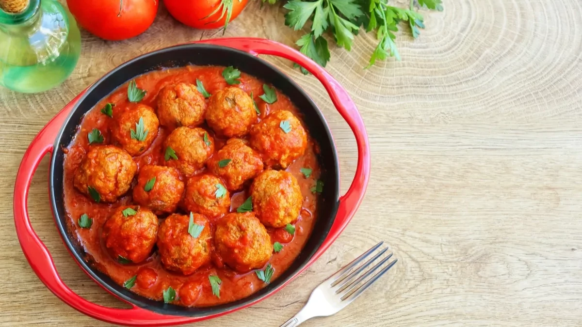 Polpettes à l&#39; italienne (4 pièces) avec pâtes et fromage râpé