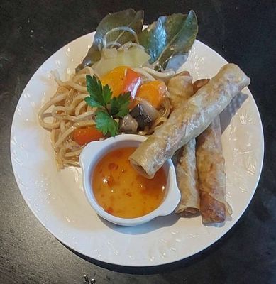 Menu philippin (min 2 pers)  avec Lumpias et Pancit au poulet.               Dès 9,50€  pour deux personnes.