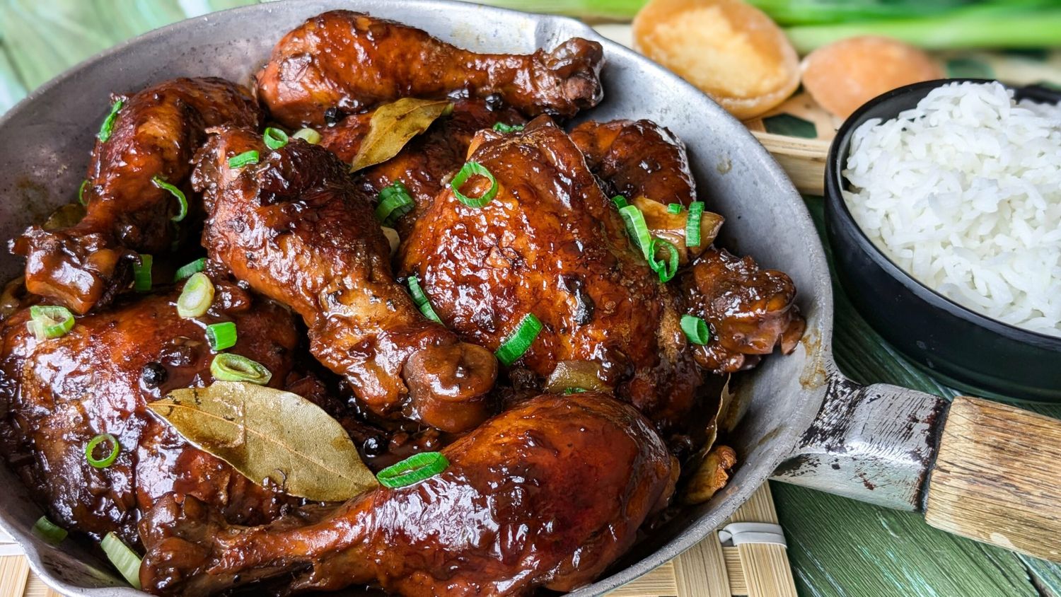 ADOBO de poulet avec riz cantonais