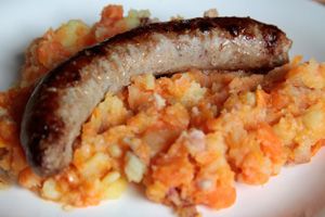 Potée aux carottes, lardons, lard en tranche et saucisse