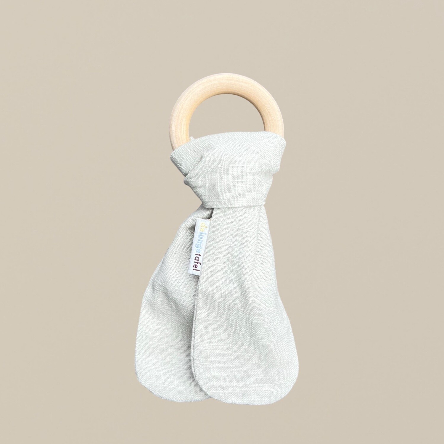Knuffeldoekje linnen aan esdoorn houten ring