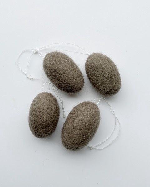 Eitje van vilt pasen · burlywood