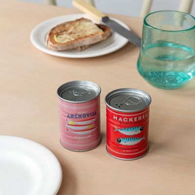 Zout- en peperstrooiers van blik · Fish