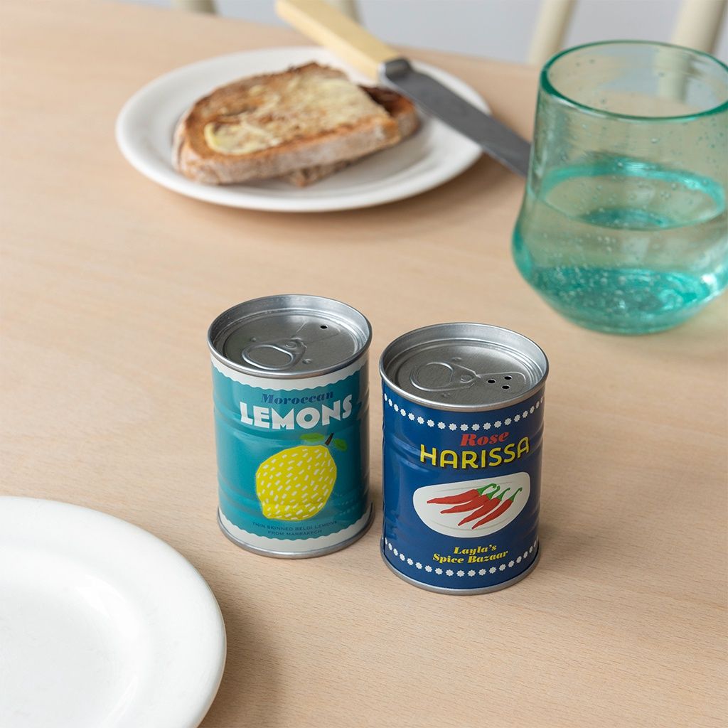 Zout- en peperstrooiers van blik · Lemons and harissa