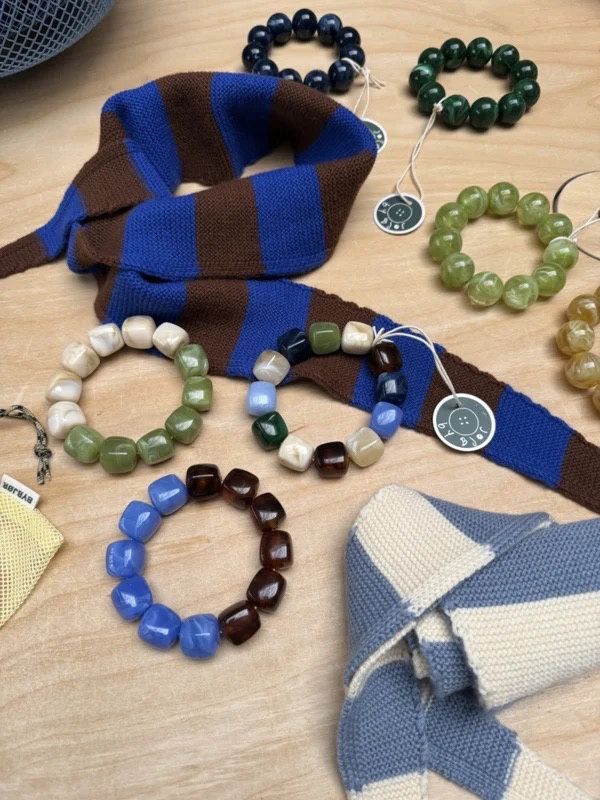 Bybjor · vierkante stenen armband · olive/oat