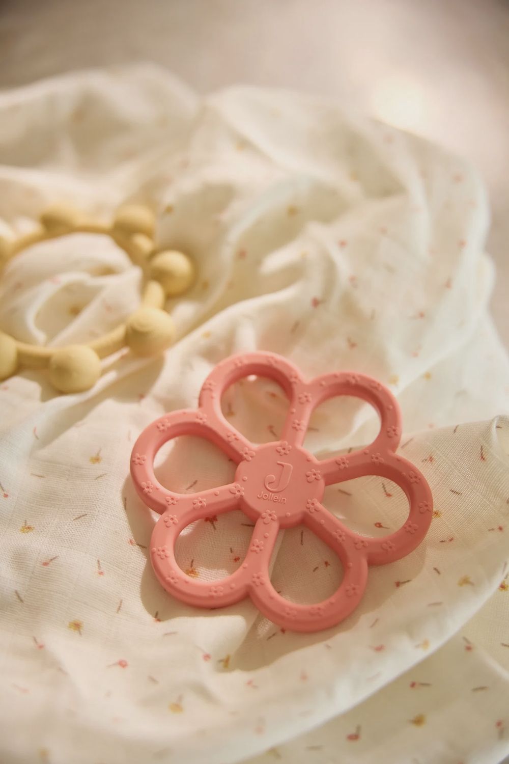 Jollein · Bijtring Siliconen Flower Coral Rose