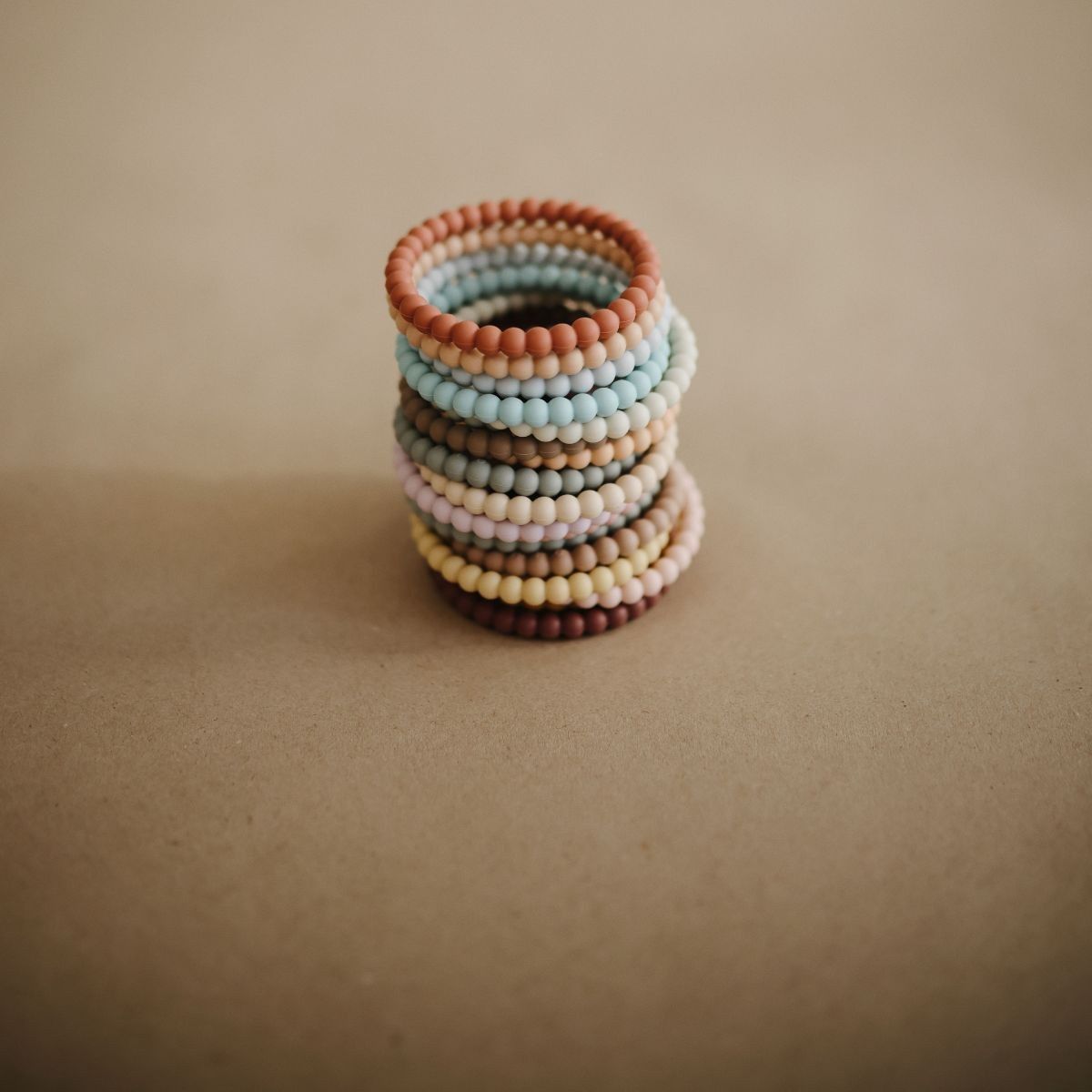 MUSHIE · bijtring armband siliconen (berry / marigold / khaki)