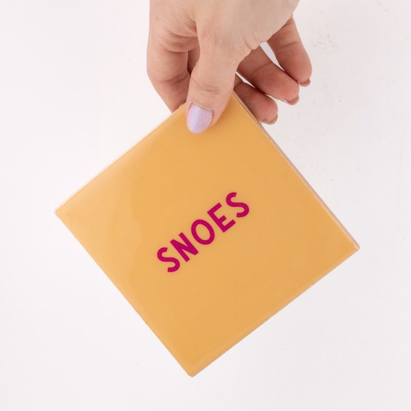 Tegeltje · snoes