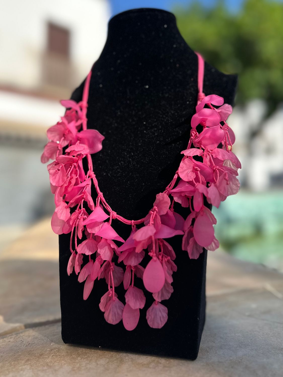 COLLAR HOJAS FUCSIA
