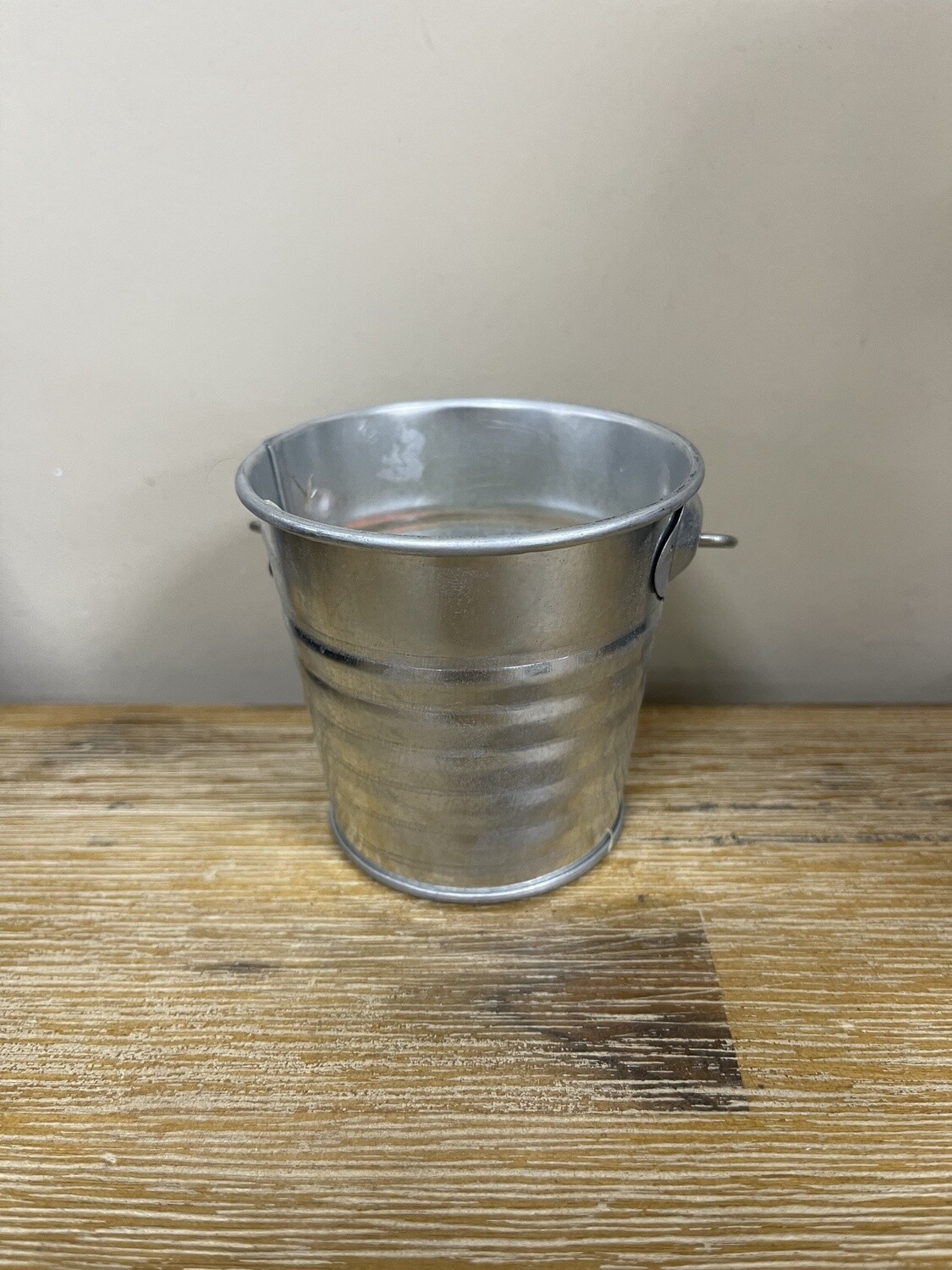 Leaf &amp; Home Citronella Bucket Candle, Title: Citronella Candle in Tin Bucket 12hrs