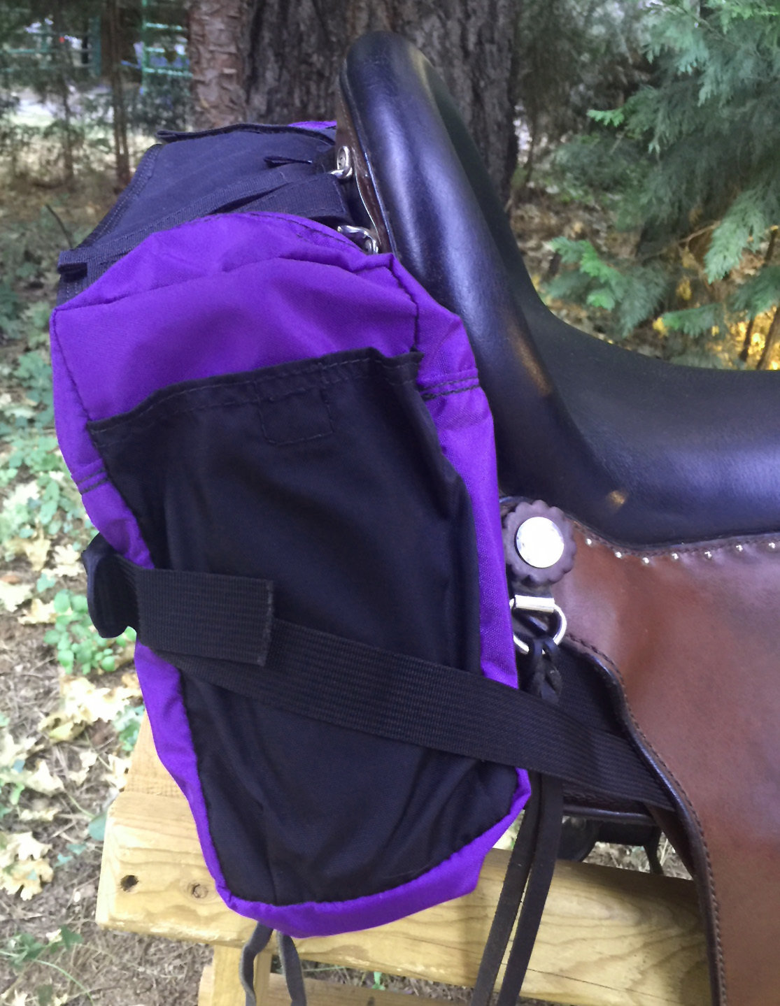 Cantel bag sits up and away from back of horse.  Notice the outside black pocket.