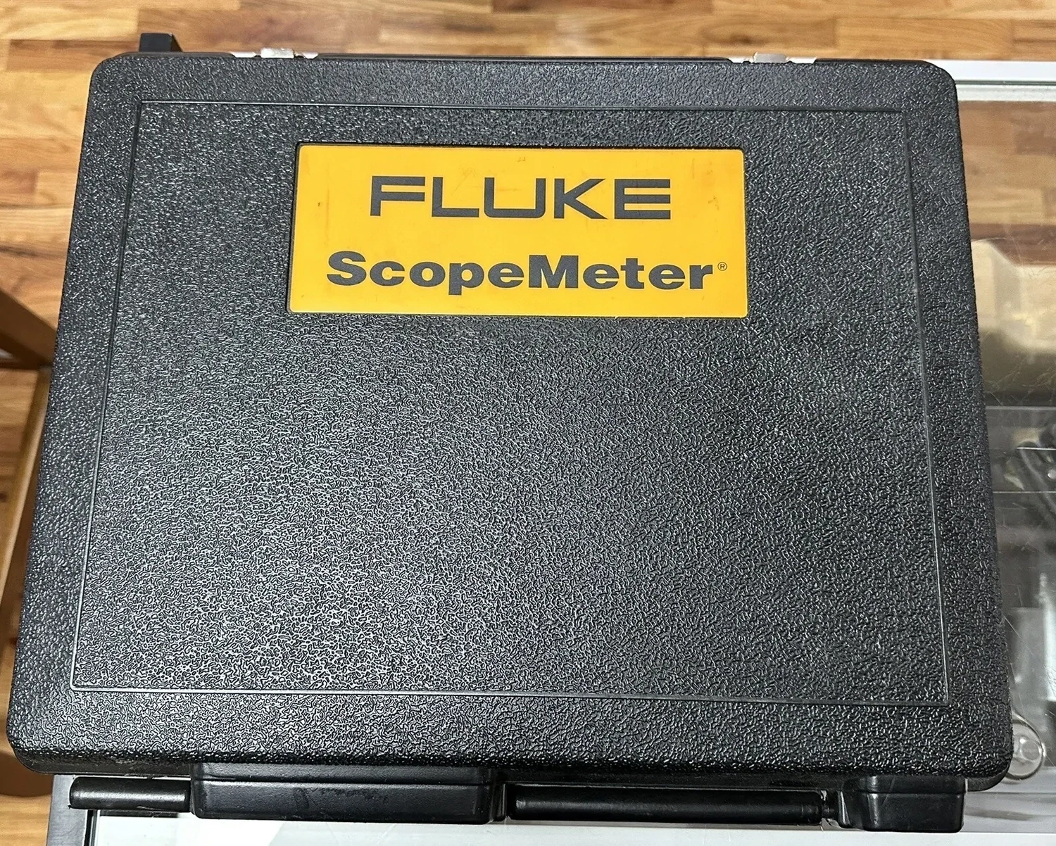 Fluke 124B Industrial ScopeMeter Hand-Held 40MHz