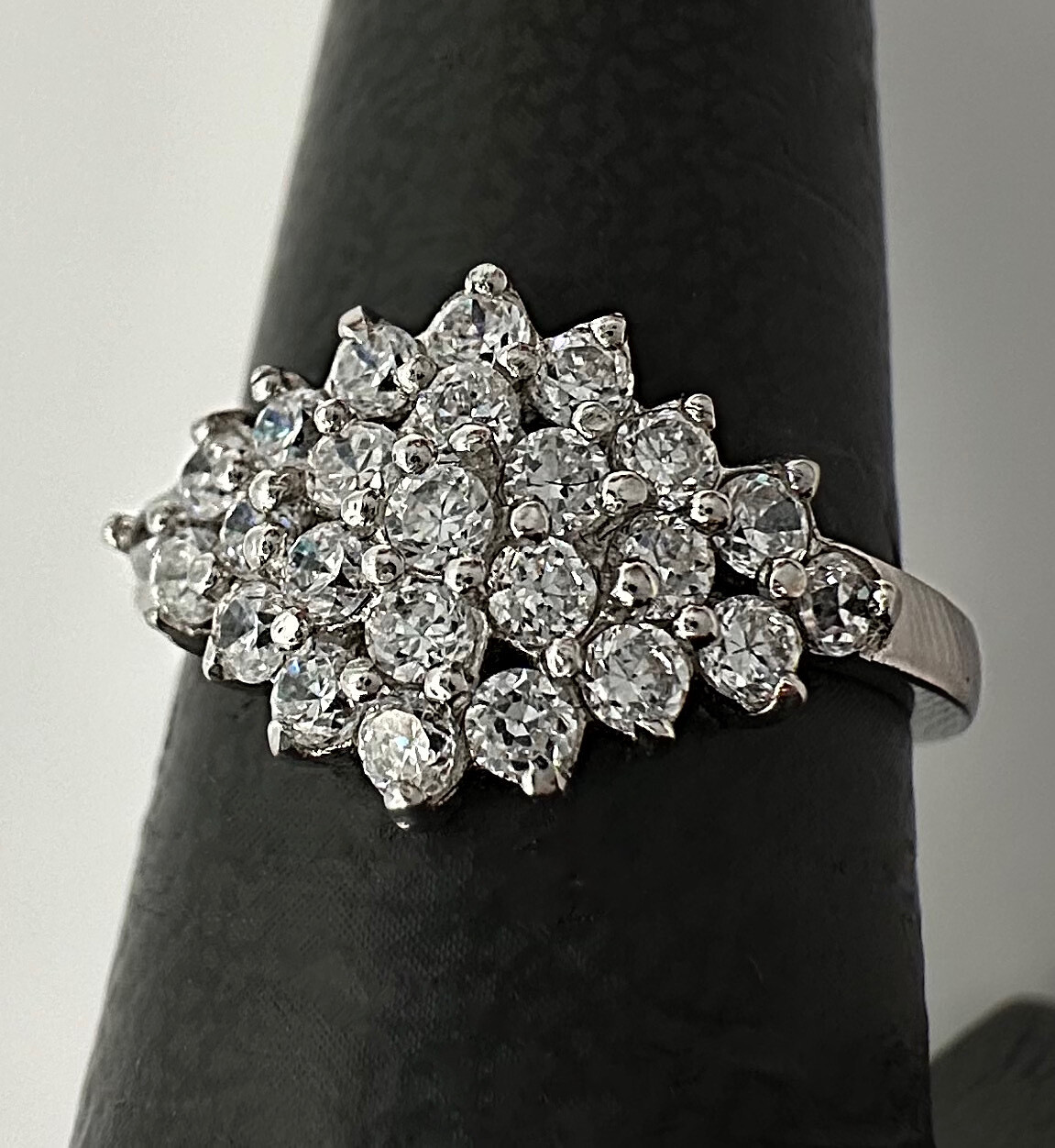 Rhodium Bonded Sterling Silver lab grown Cubic Zirconia stone cluster ring 4.7g Size 7