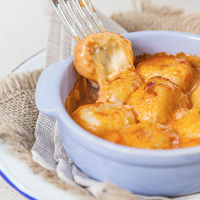 Ñoquis de papa rellenos de queso con salsa rosa